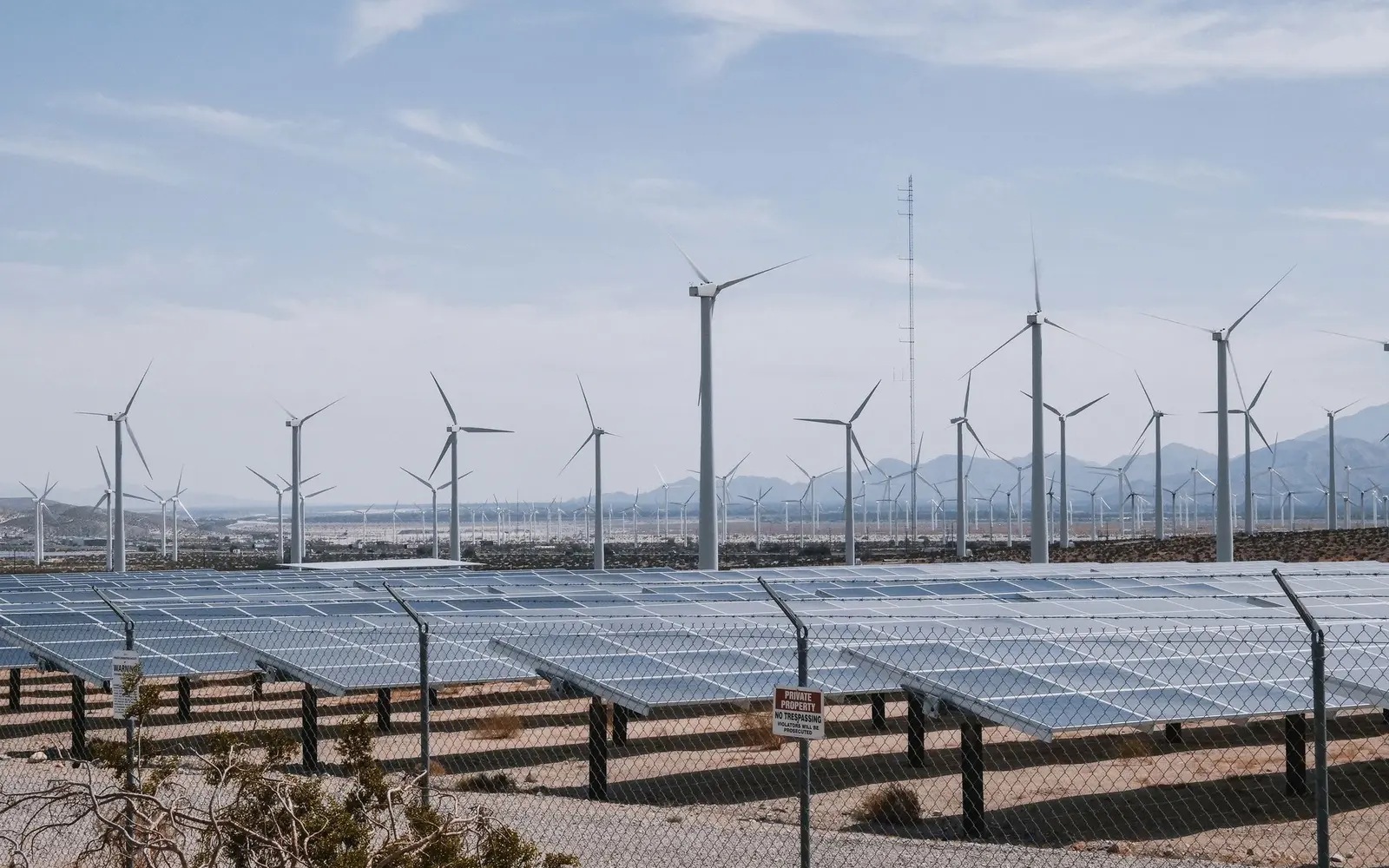 Erneuerbare im ersten Halbjahr 2026: mehr Wind, weiter viel Solar – Erneuerbare Energien in Deutschland: Windkraft und Photovoltaik Windkraftanlagen und Photovoltaikmodule in einem gemeinsamen Park für erneuerbare Energien