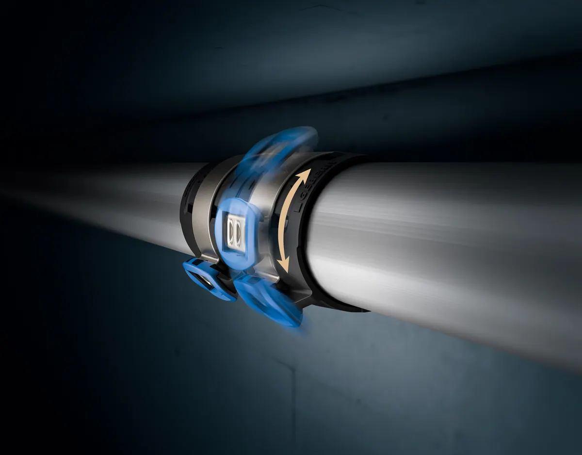 Geberit FlowFit: Herstellerdarstellung mit Pfeilen zeigt die drehbare blaue Pressstelle am Fitting