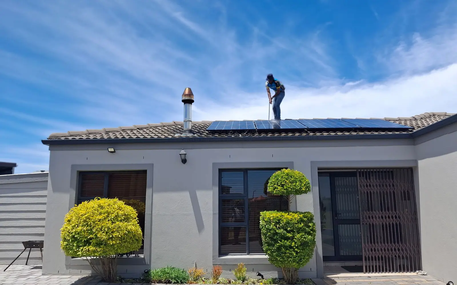 Photovoltaik 2025: 91,6 TWh Solarstrom und mehr Anlagen auf den Dächern – Photovoltaik in Deutschland: Installation auf einem Hausdach Fachkraft montiert Photovoltaikmodule auf dem Dach eines Wohnhauses